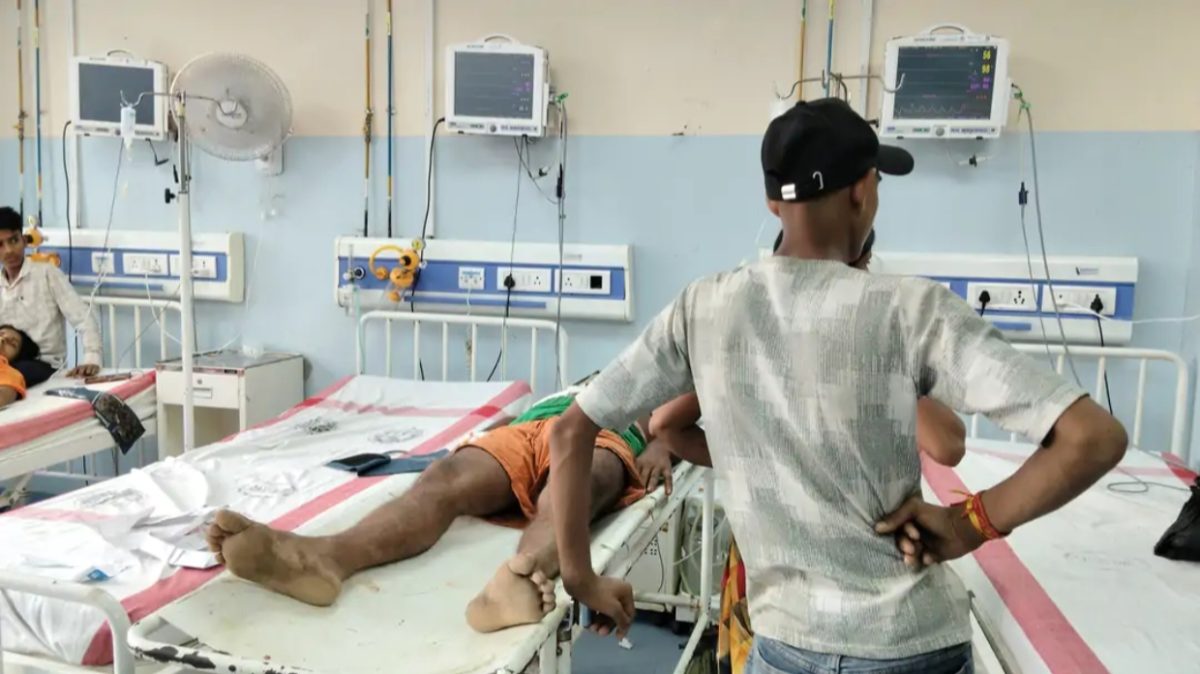 दालान के पास रोड़ेबाजी के बाद फायरिंग पेट में गोली लगने से युवक जख्मी